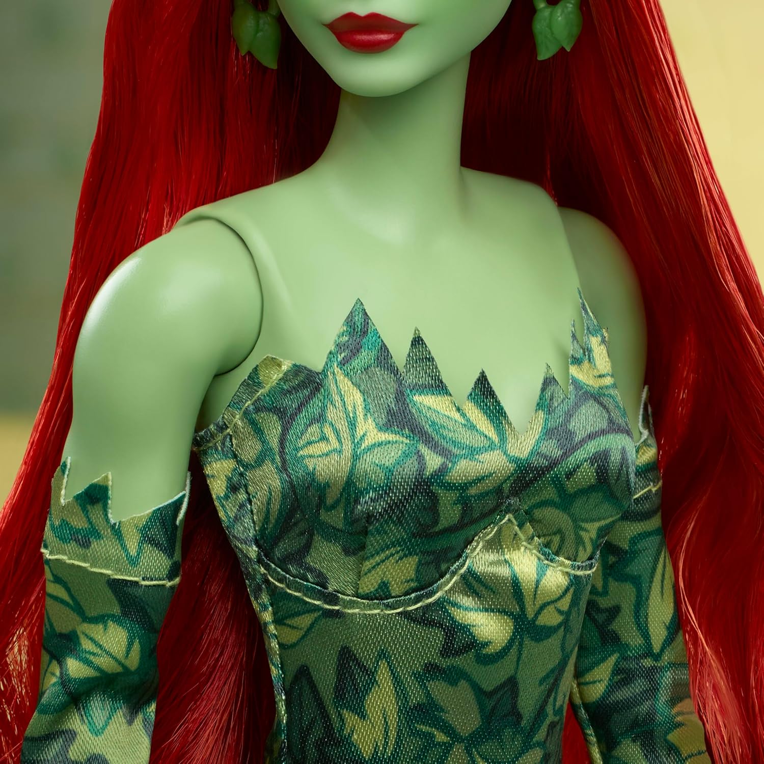 Mattel Barbie Signature DC: Batman 85 év - Poison Ivy baba (HRM51)
