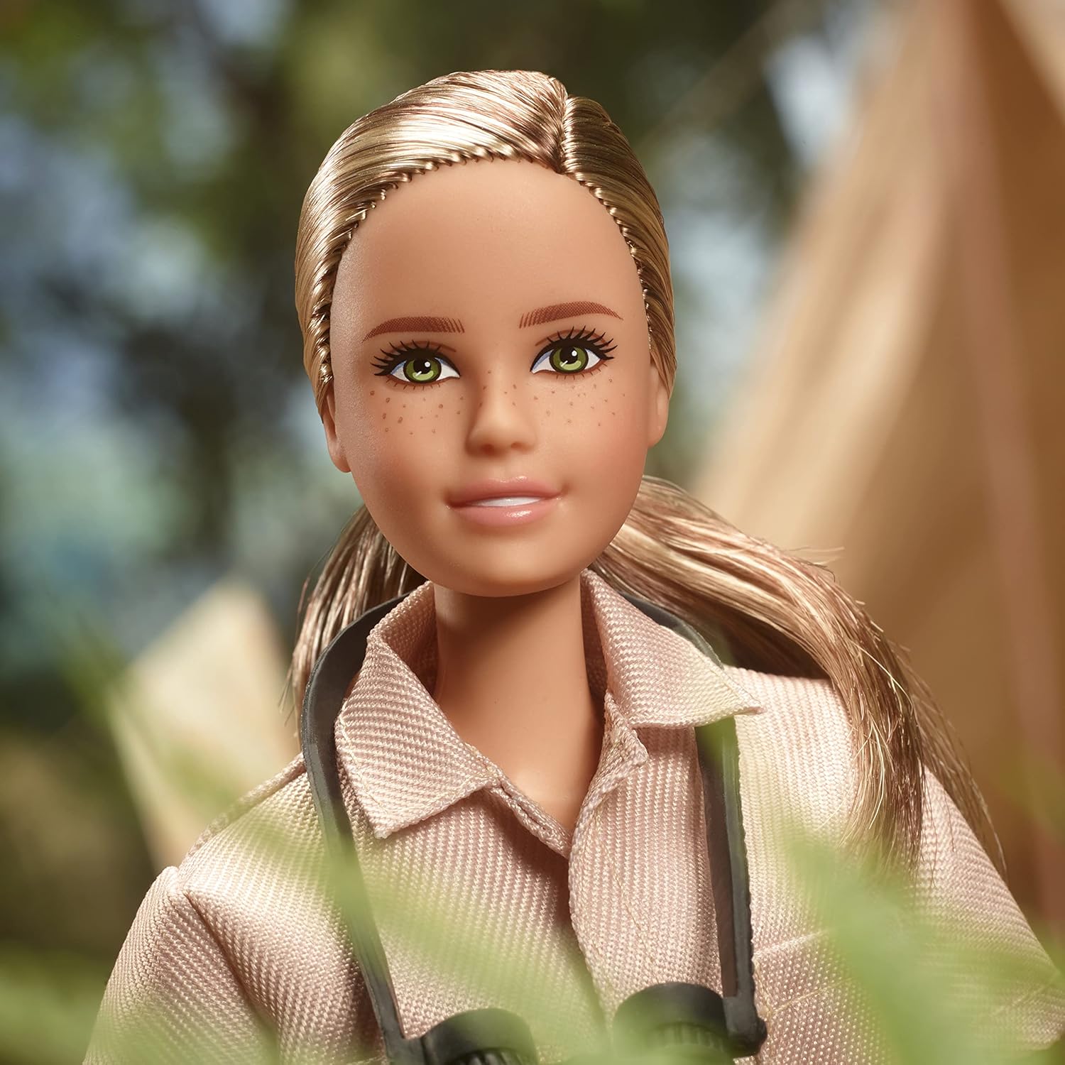 Mattel Barbie - Dr. Jane Goodall, etológus és természetvédő (HCB82)