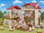 Sylvanian Families Rdeča streha podeželska hiša s pohištvom in posebnimi oblekami